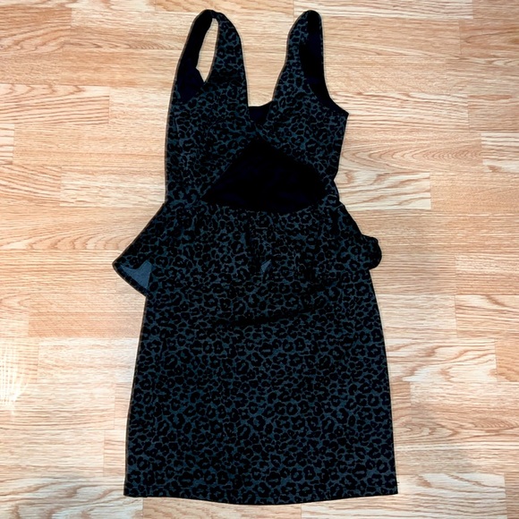 TRAC Grey an Black Leopard Print Sleeveless Dress with Cut Out Back Size Medium - Picture 4 of 4